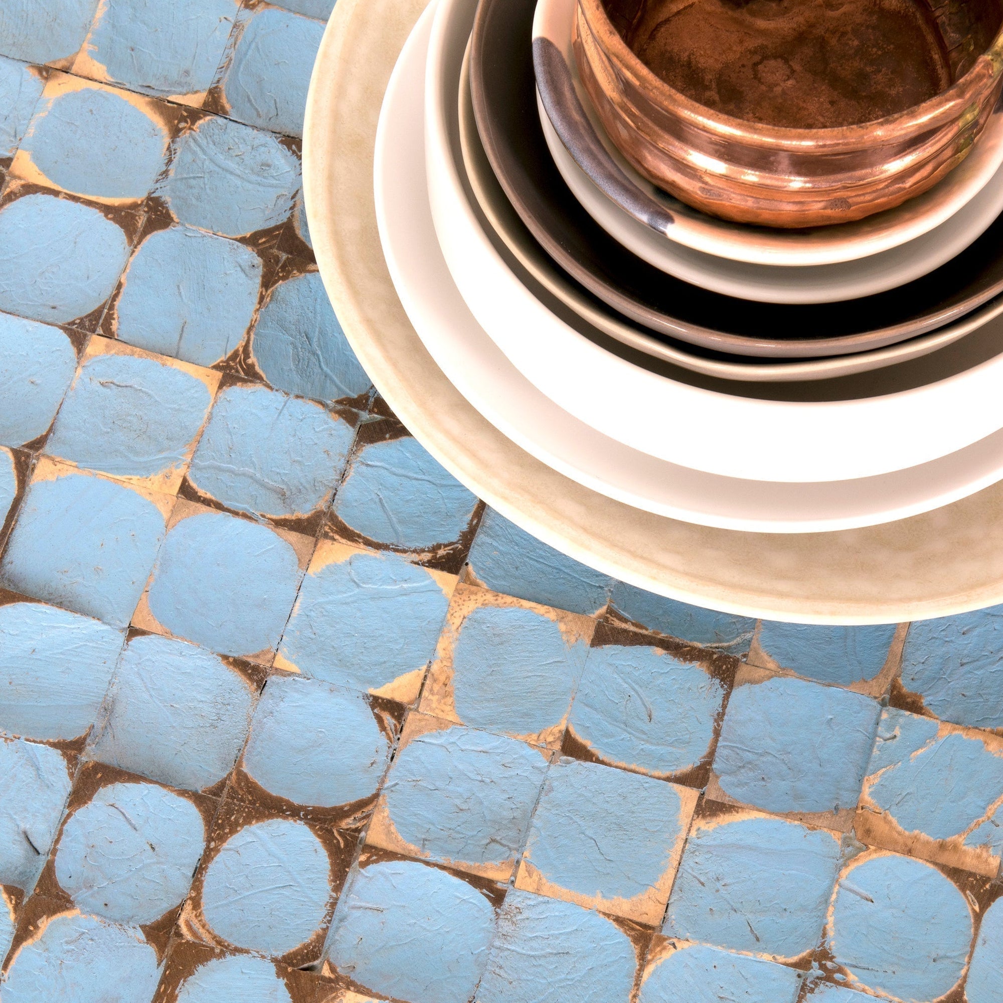 Mixing Shapes and Styles: Pairing Round Accent Tables with Other Furniture